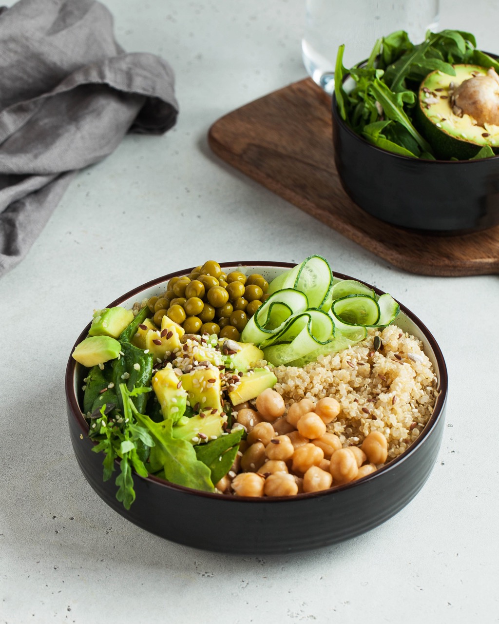 Assiette légumes bowl avocat courgettes pois chiches quinoa, salade process agro industriel